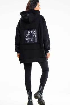 Bluza damska z ozdobnymi naszywkami - czarna