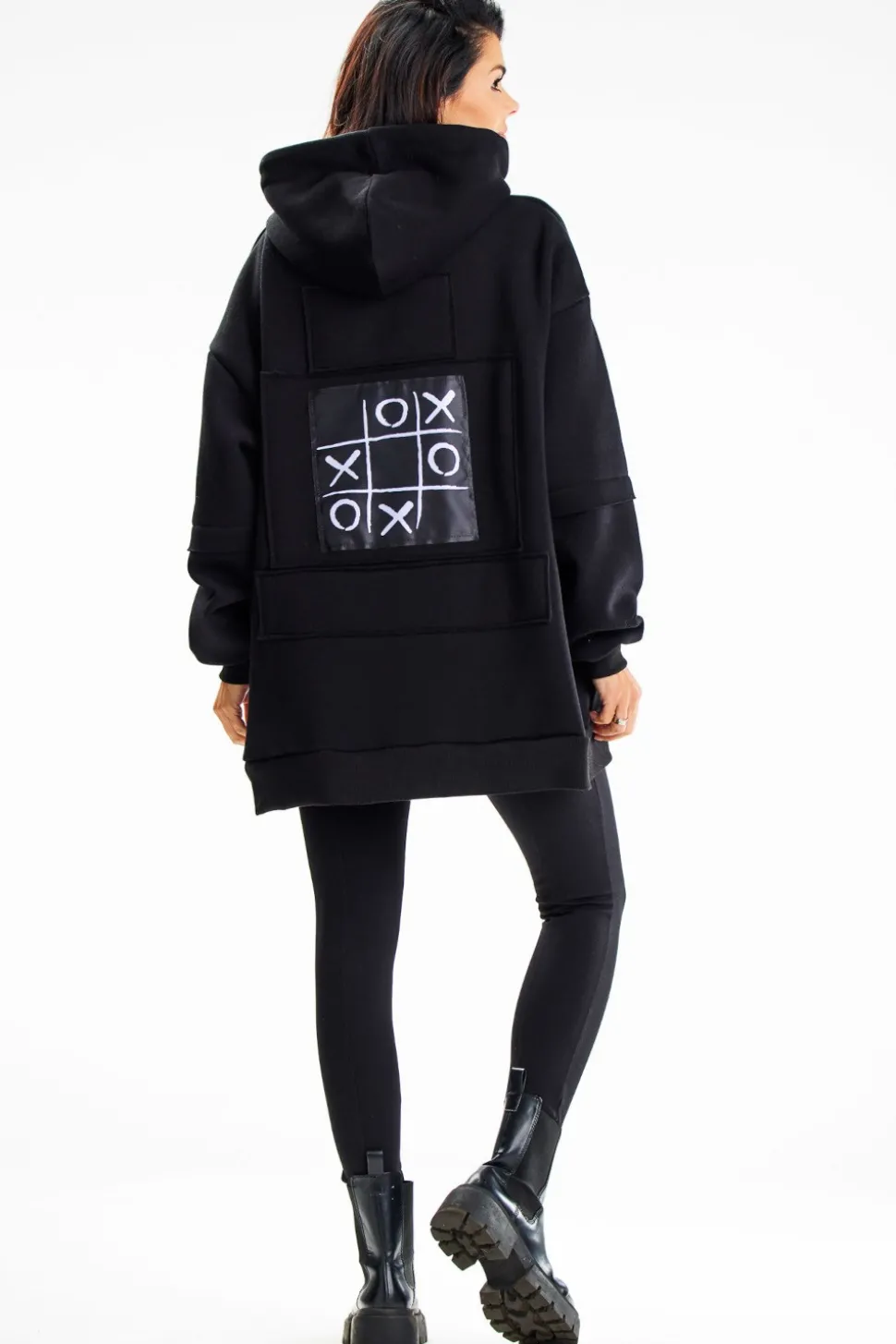Bluza damska z ozdobnymi naszywkami - czarna