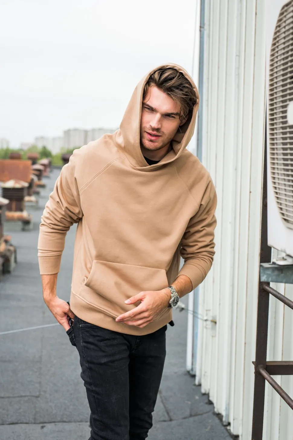 Bluza męska z kapturem i kieszenią kangurek - orzechowa