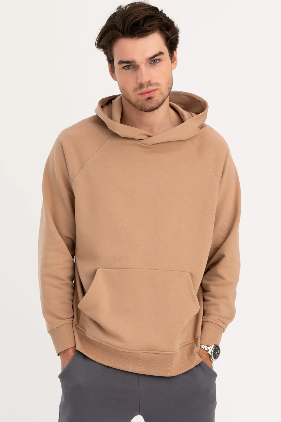 Bluza męska z kapturem i kieszenią kangurek - orzechowa