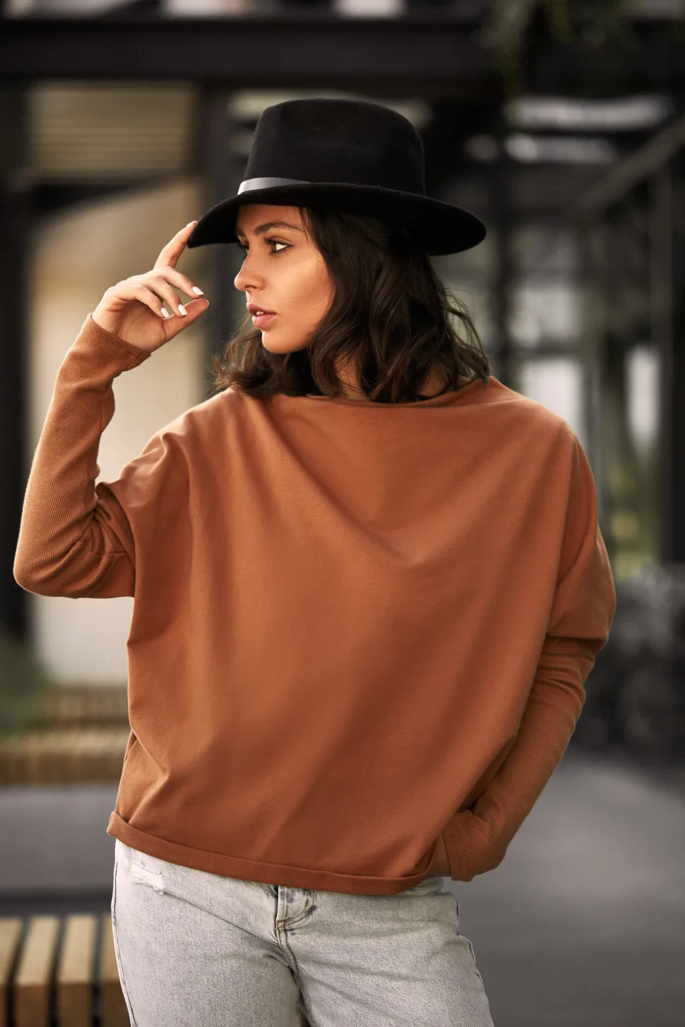 Bluza z dekoltem z tyłu - kamelowa