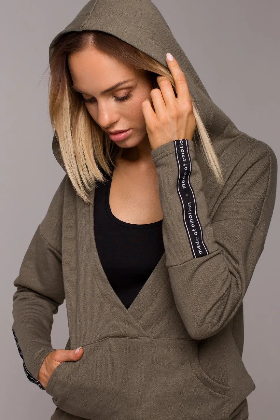 Bluza z kieszenią kangurek i kapturem - khaki