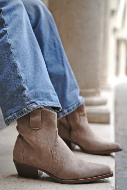 Buty do kostek na grubym obcasie Arumia - jasnobeżowe