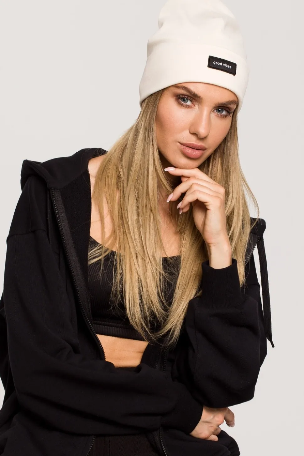 Czapka beanie unisex z naszywką good vibes - śmietankowa