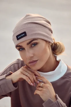 Czapka beanie unisex z naszywką good vibes - mokka