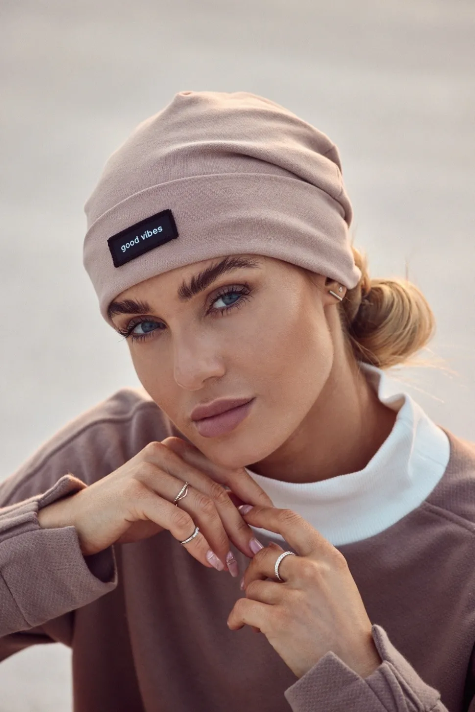 Czapka beanie unisex z naszywką good vibes - mokka