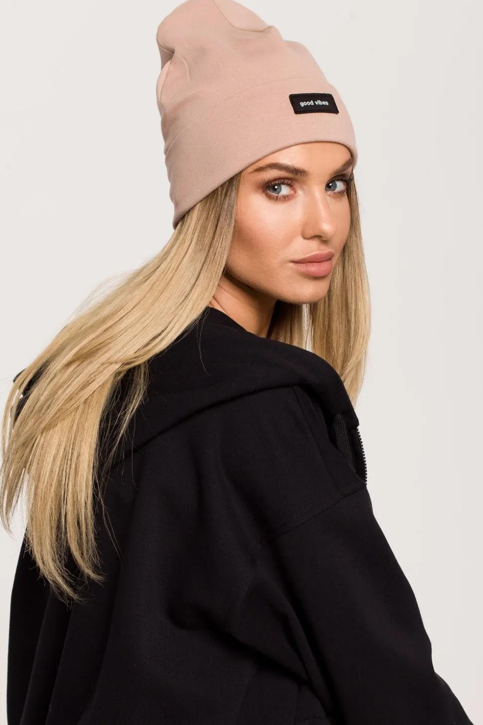 Czapka beanie unisex z naszywką good vibes - mokka
