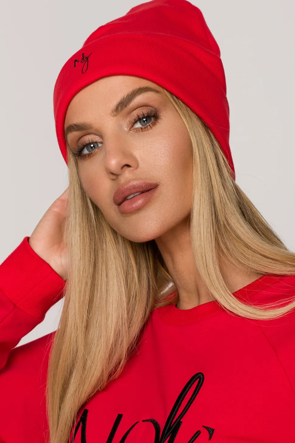 Czapka beanie z haftem - czerwona