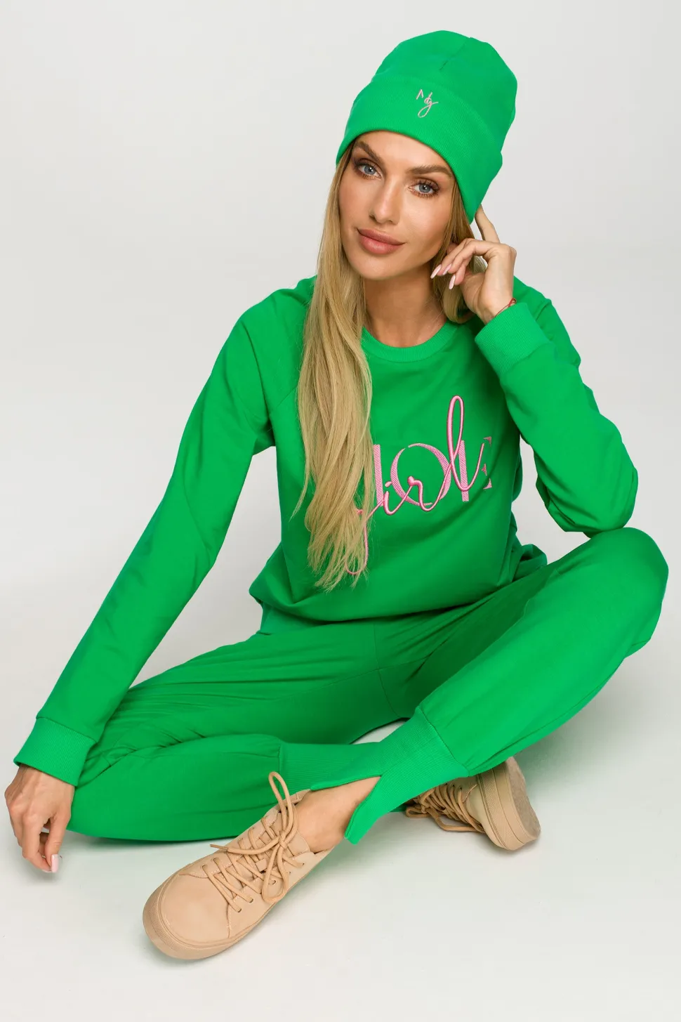 Czapka beanie z haftem - soczysto-zielona