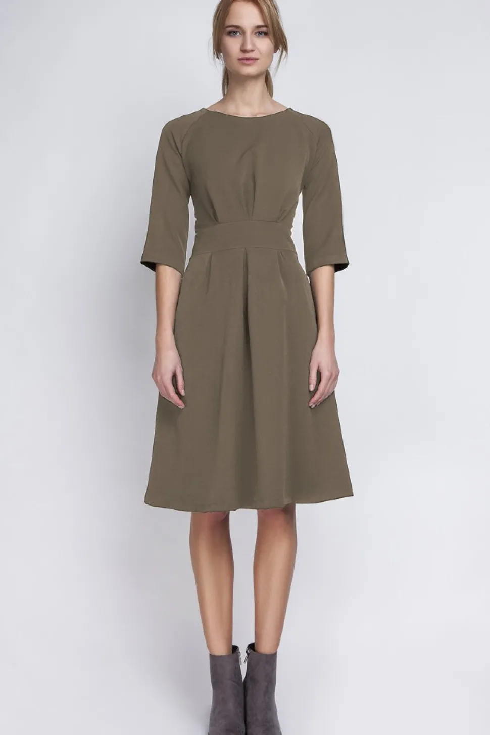 Dopasowana w talii sukienka damska - khaki