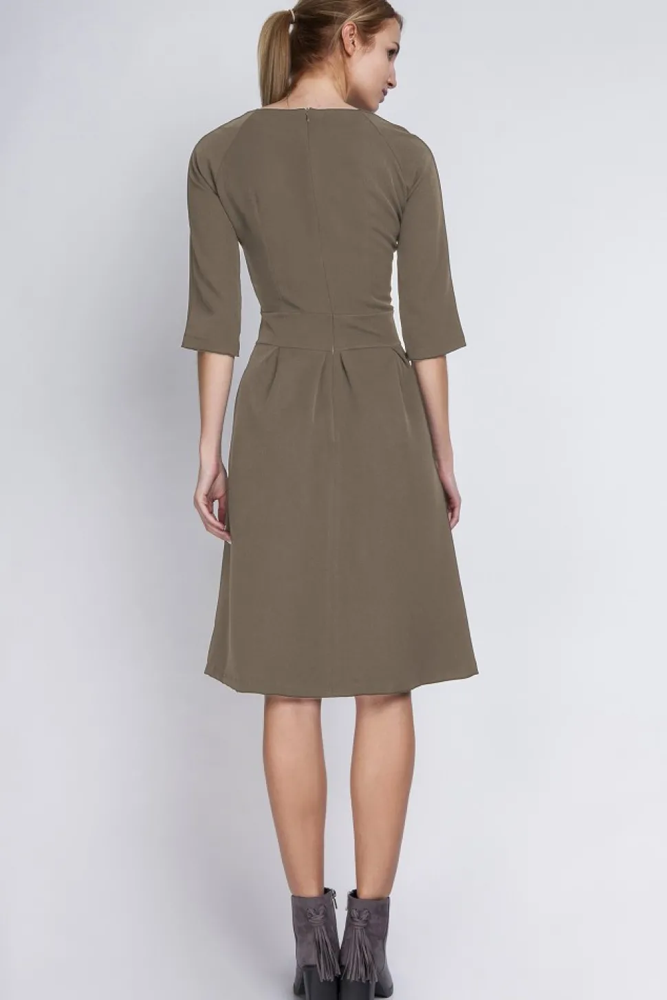 Dopasowana w talii sukienka damska - khaki
