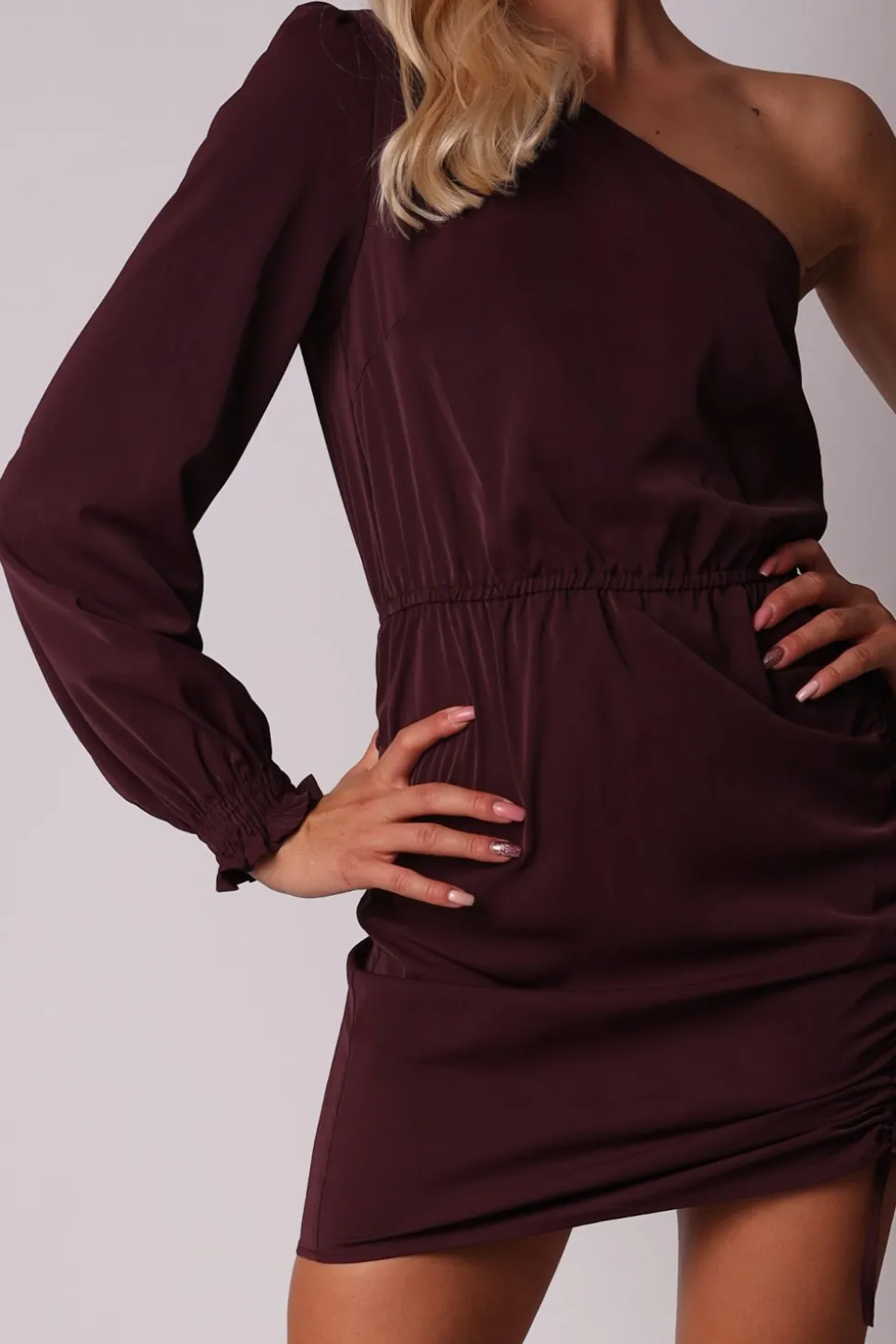 Elegancka sukienka mini z asymetryczną górą - śliwkowa