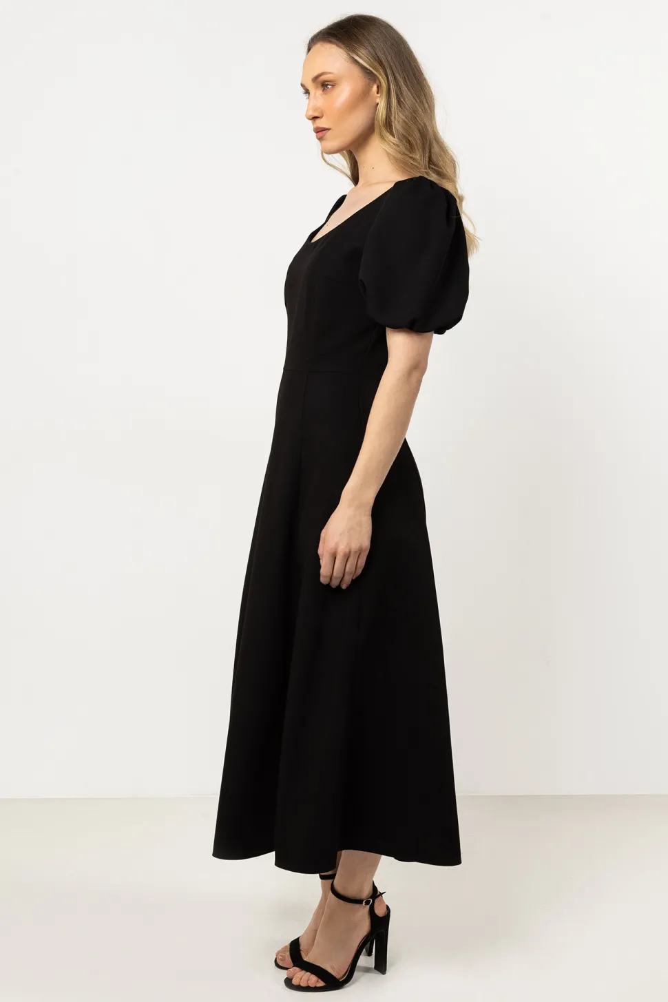 Elegancka sukienka rozkloszowana - czarna