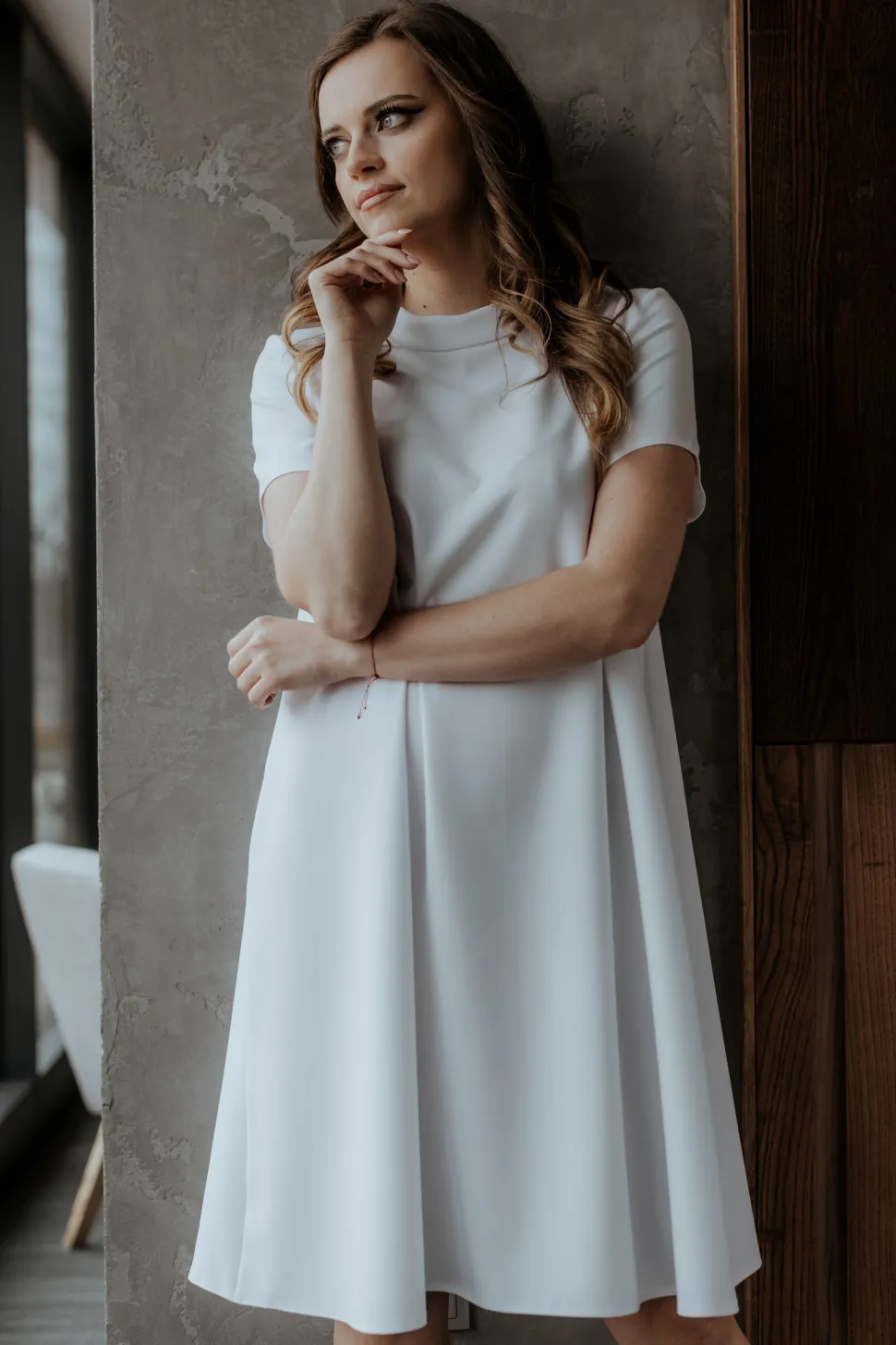 Elegancka sukienka trapezowa - biała