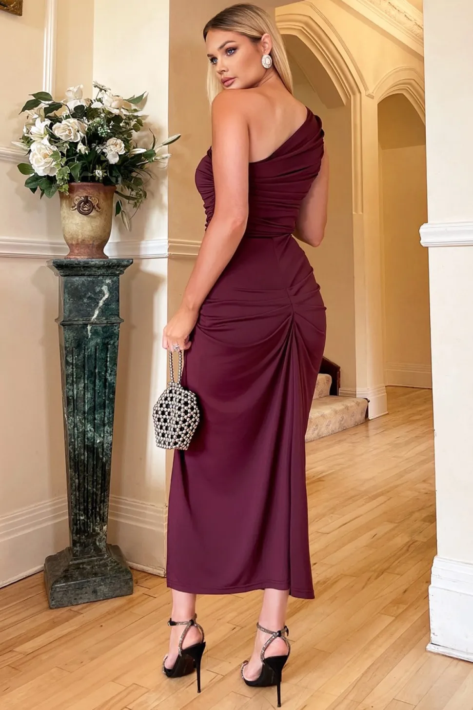 Elegancka sukienka z ozdobnym wiązaniem - śliwkowa