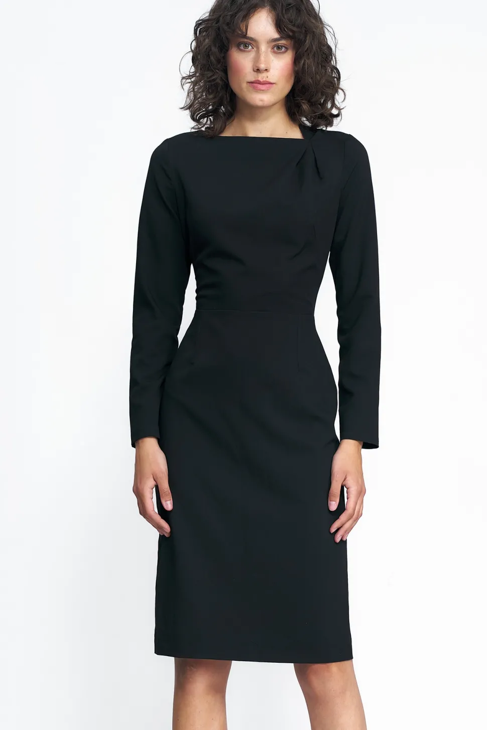 Elegancka sukienka z zakładkami w dekolcie - czarna