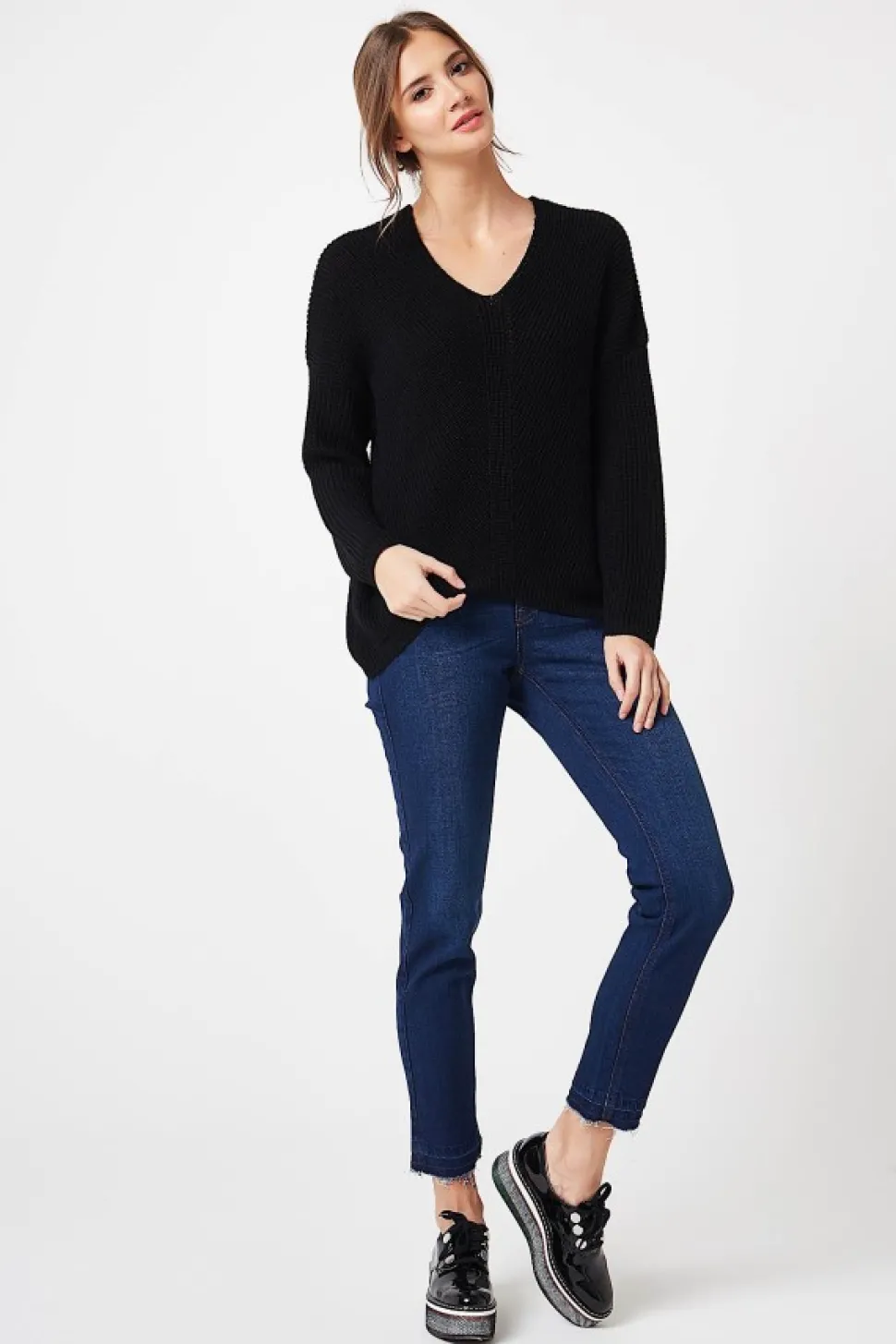 Kobiecy sweter w serek - czarny