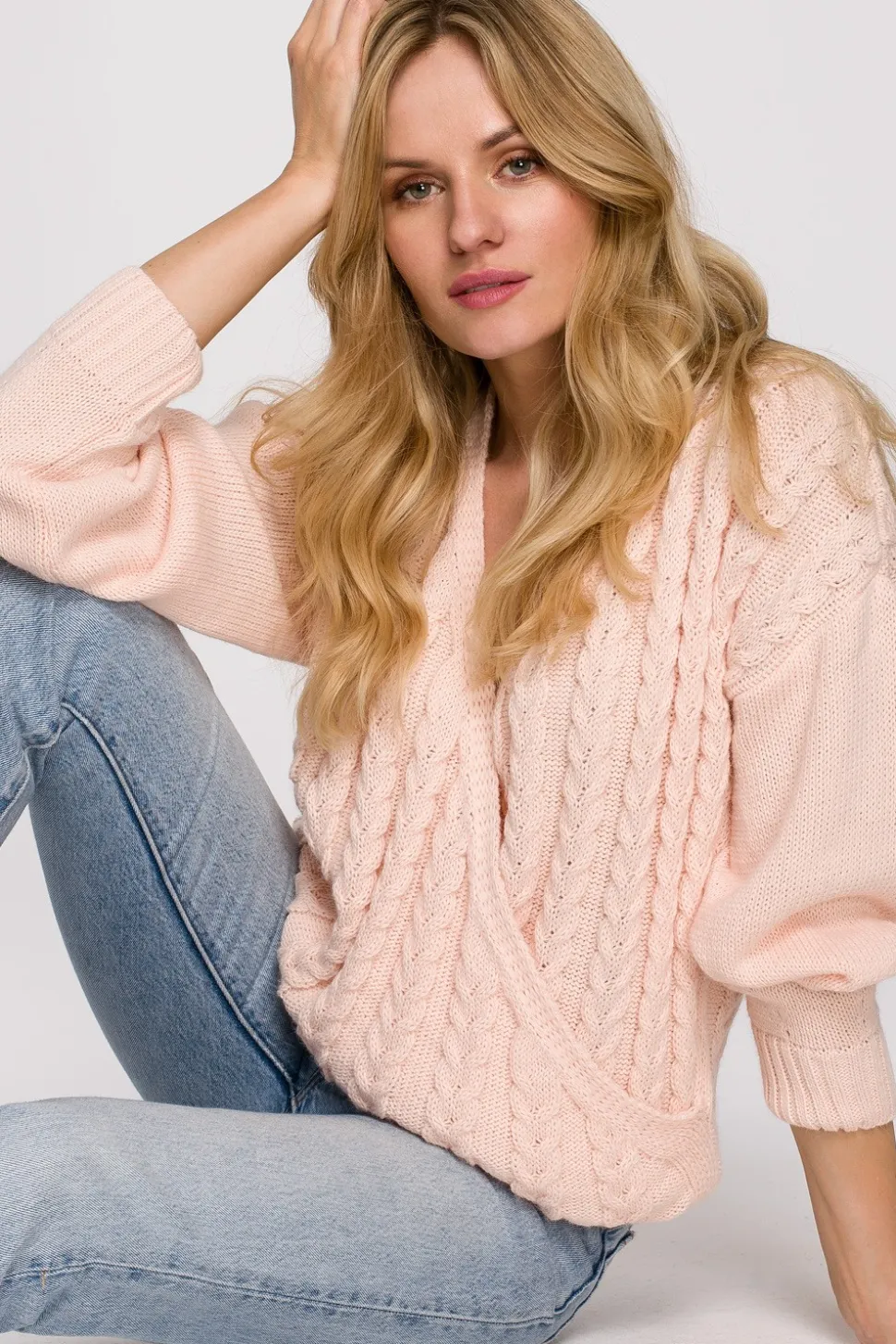Krótki sweter na zakładkę - brzoskwiniowy