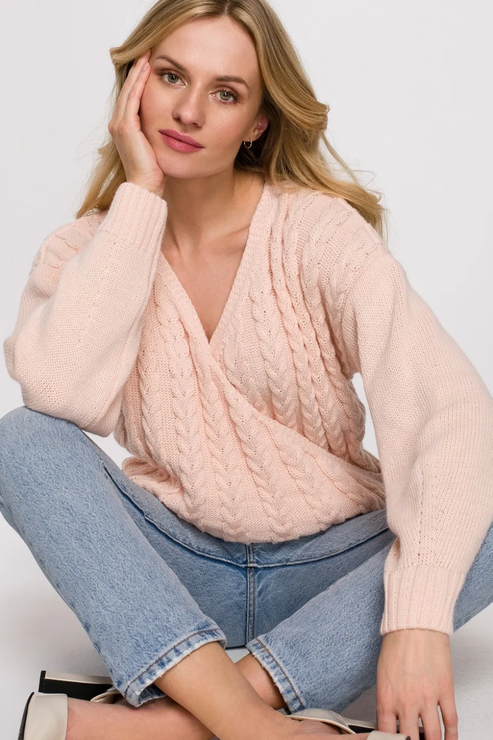Krótki sweter na zakładkę - brzoskwiniowy