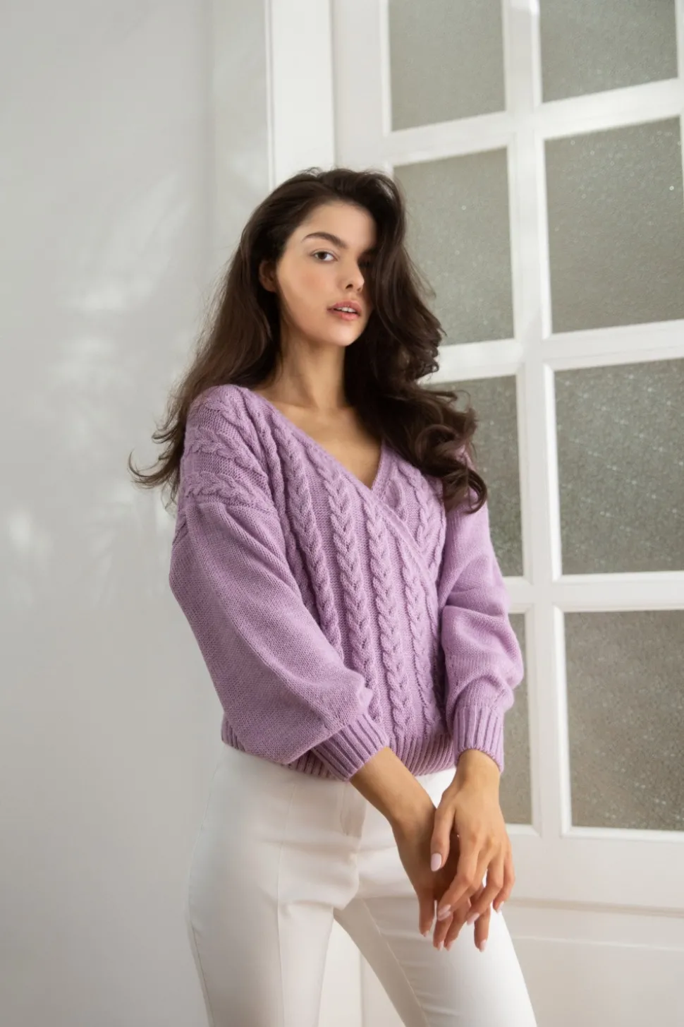Krótki sweter na zakładkę - liliowy