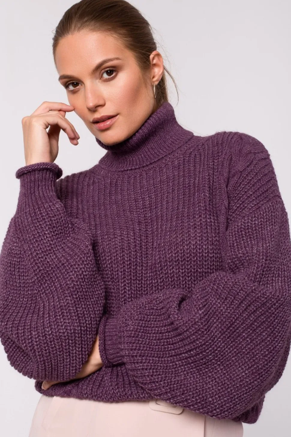 Krótki sweter z golfem - fioletowy