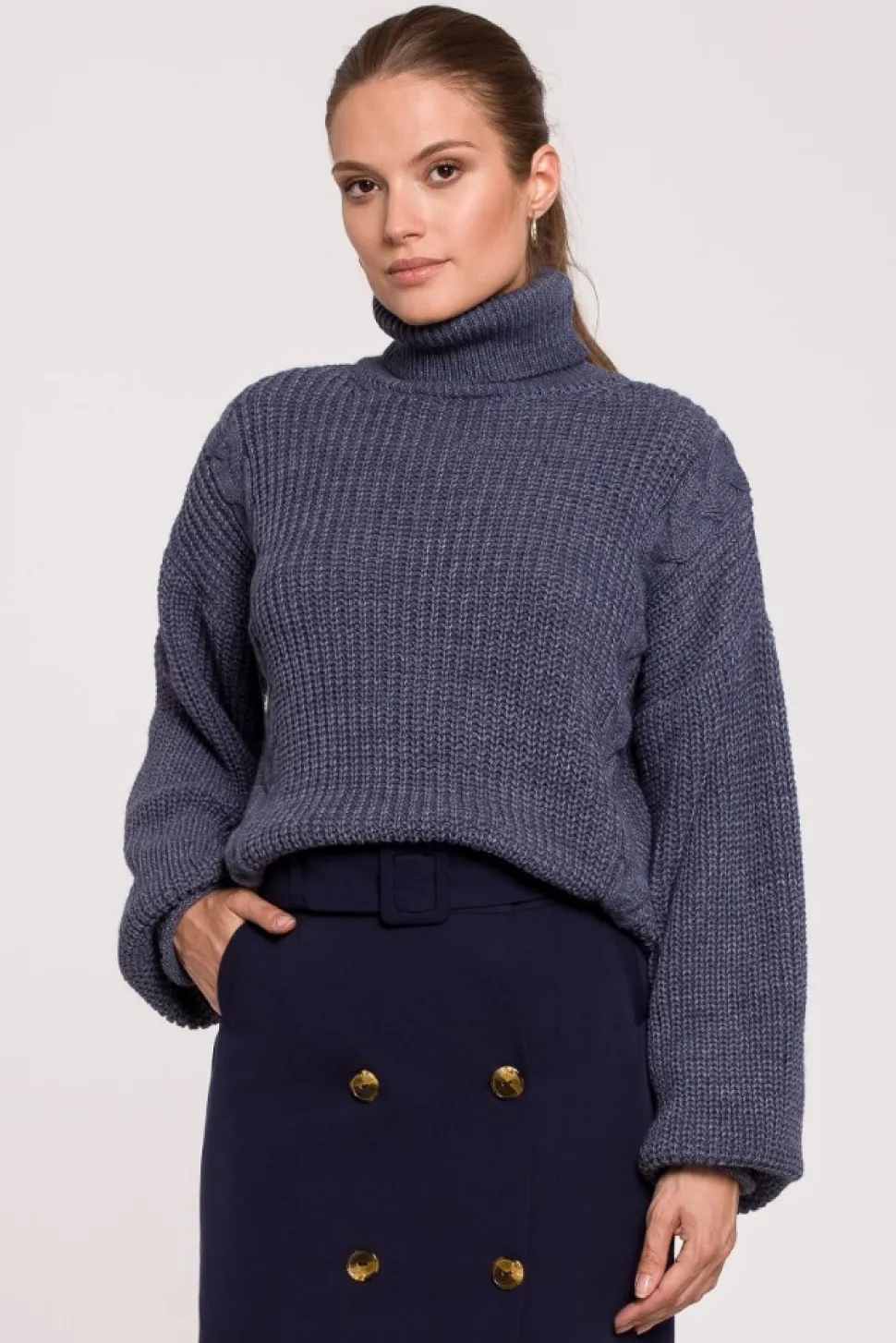 Krótki sweter z golfem - niebieski
