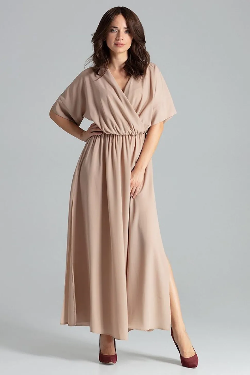 Lekko rozkloszowana sukienka kimono - beżowa