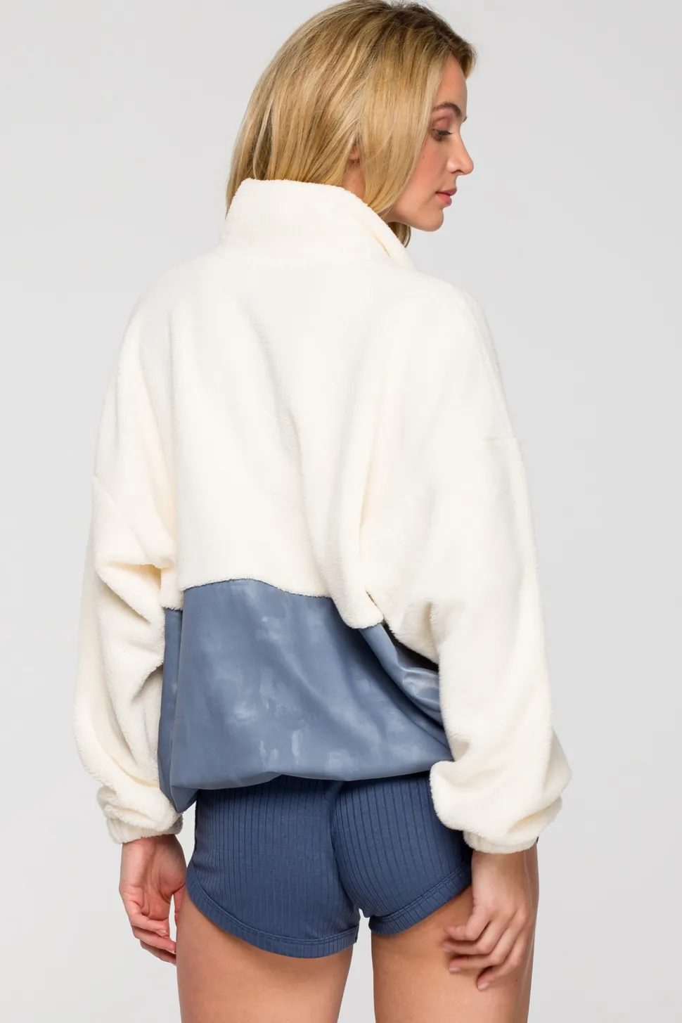 Luźna bluza pluszowa z kieszenią - model 3