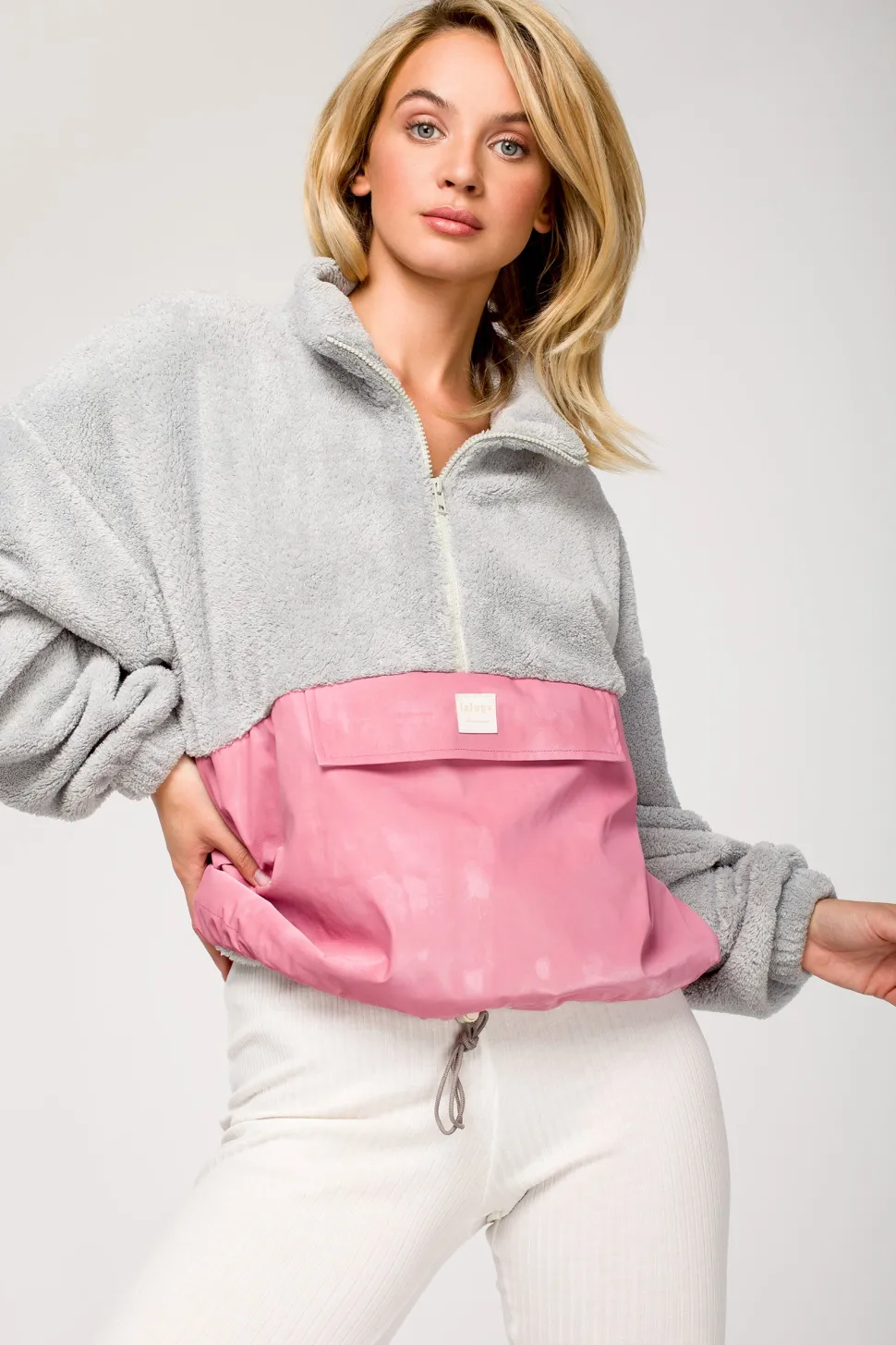Luźna bluza pluszowa z kieszenią - model 2