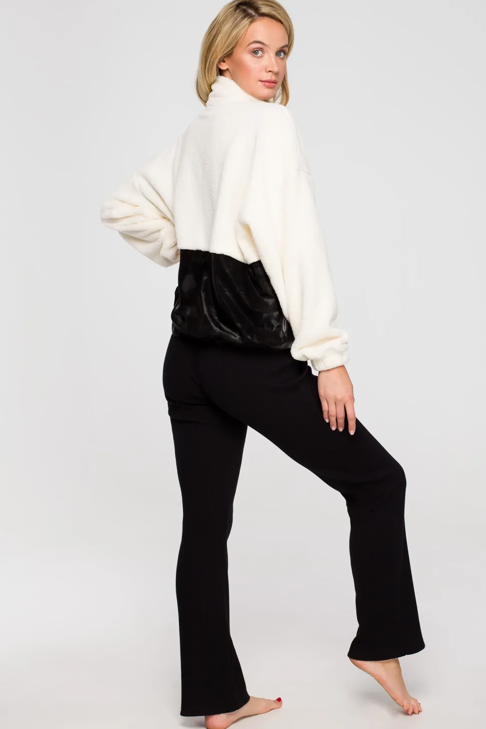 Luźna bluza pluszowa z kieszenią - model 1