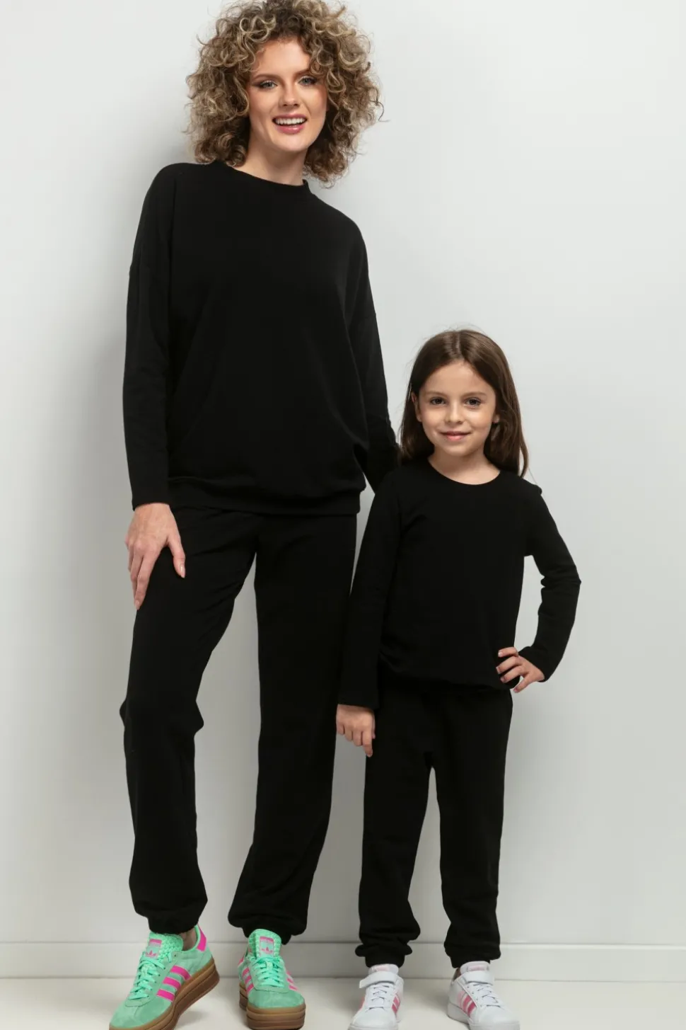 Prosta bluza ze stójką dla dziewczynki - czarna