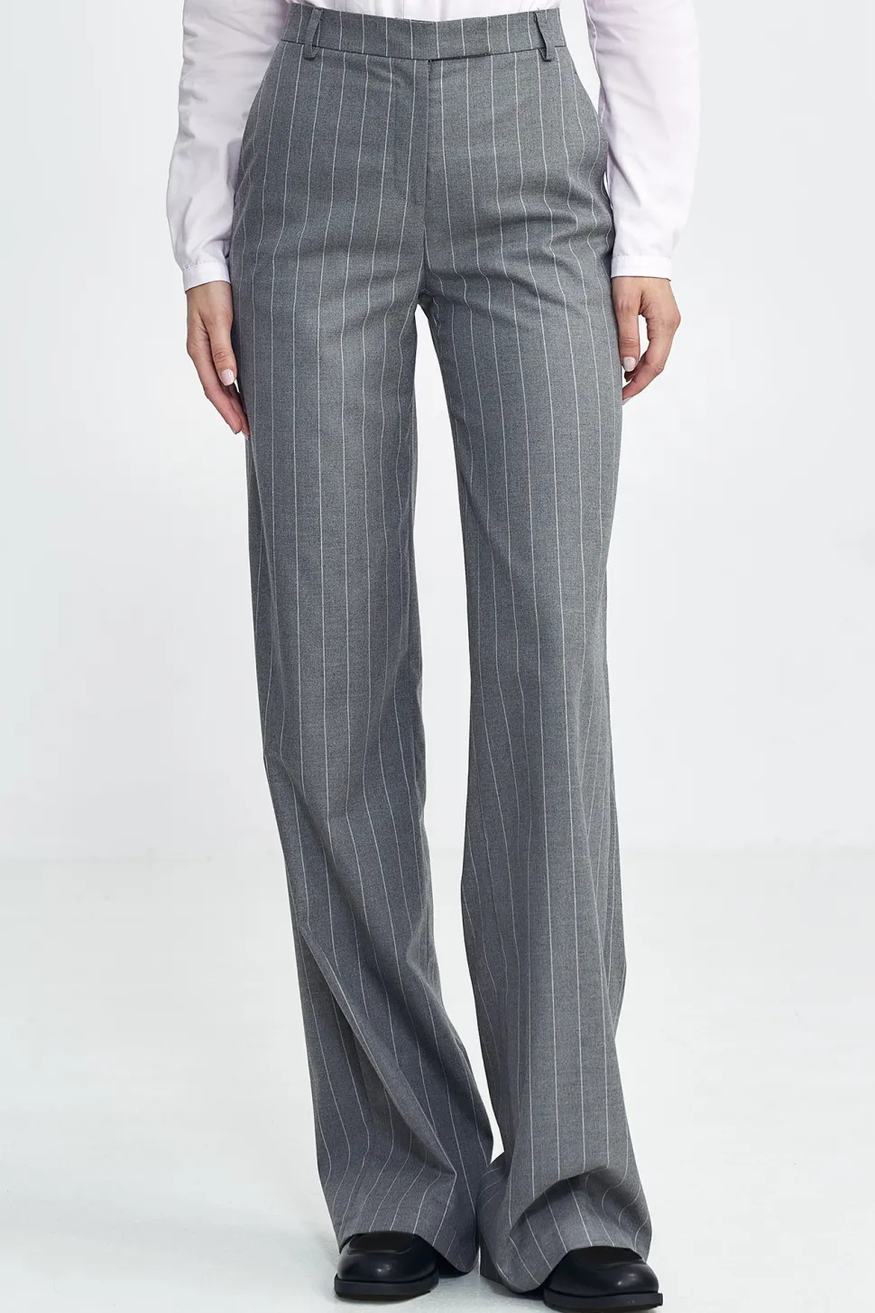 Spodnie bootcut z szerokimi nogawkami – szare
