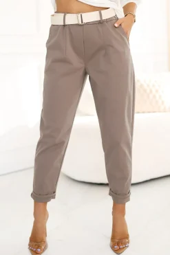 Spodnie z kieszeniami i ozdobnym paskiem - mocha mousse