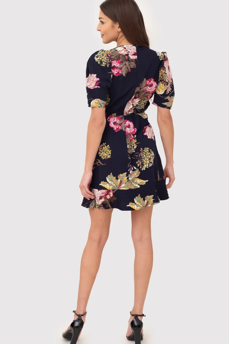 Sukienka mini w kwiaty - granatowa