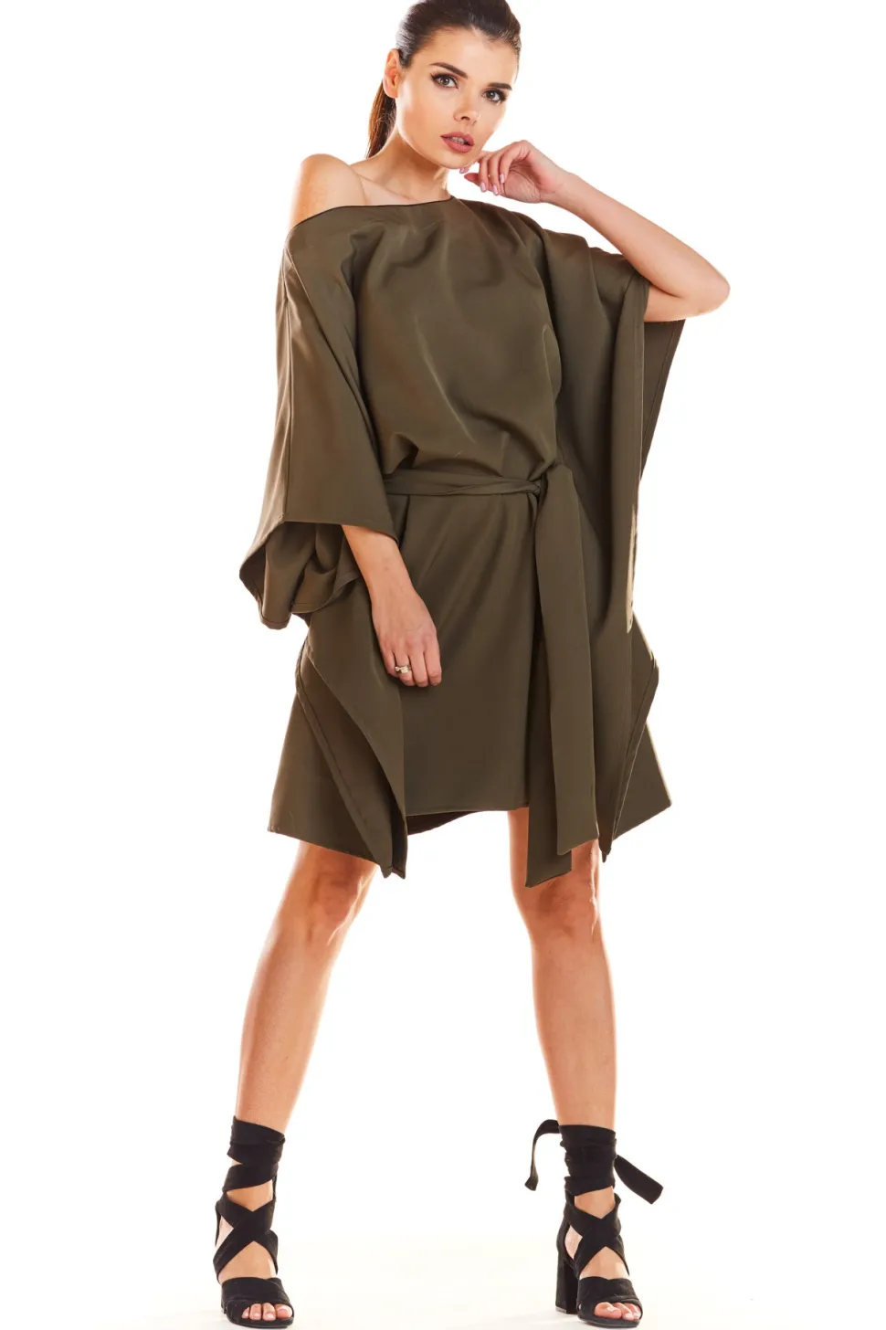 Sukienka oversize z opadającym ramieniem - khaki