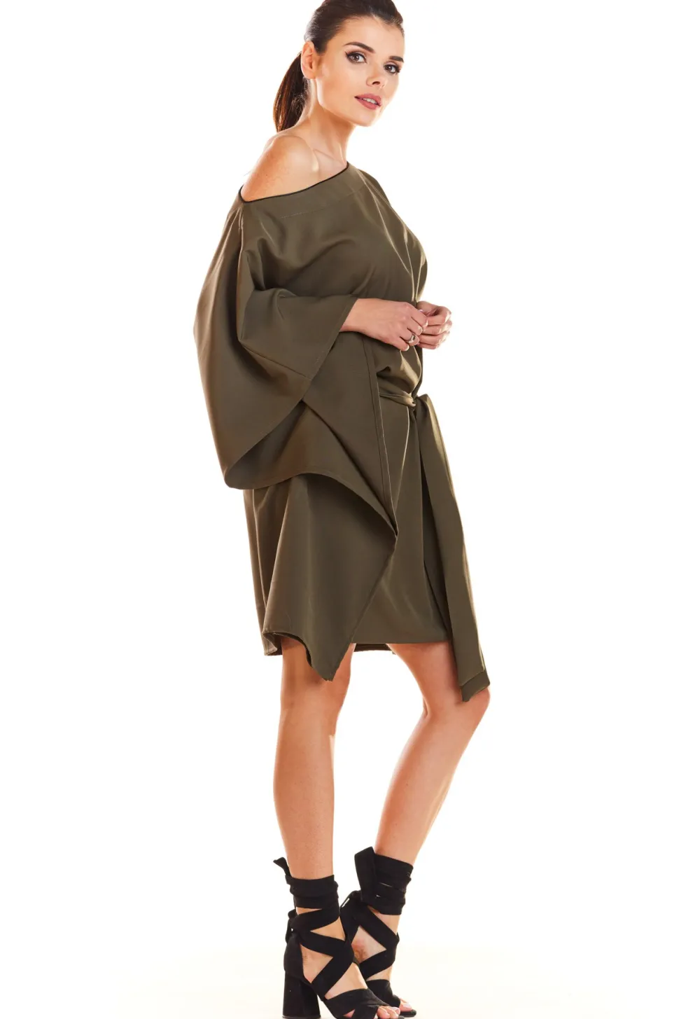 Sukienka oversize z opadającym ramieniem - khaki