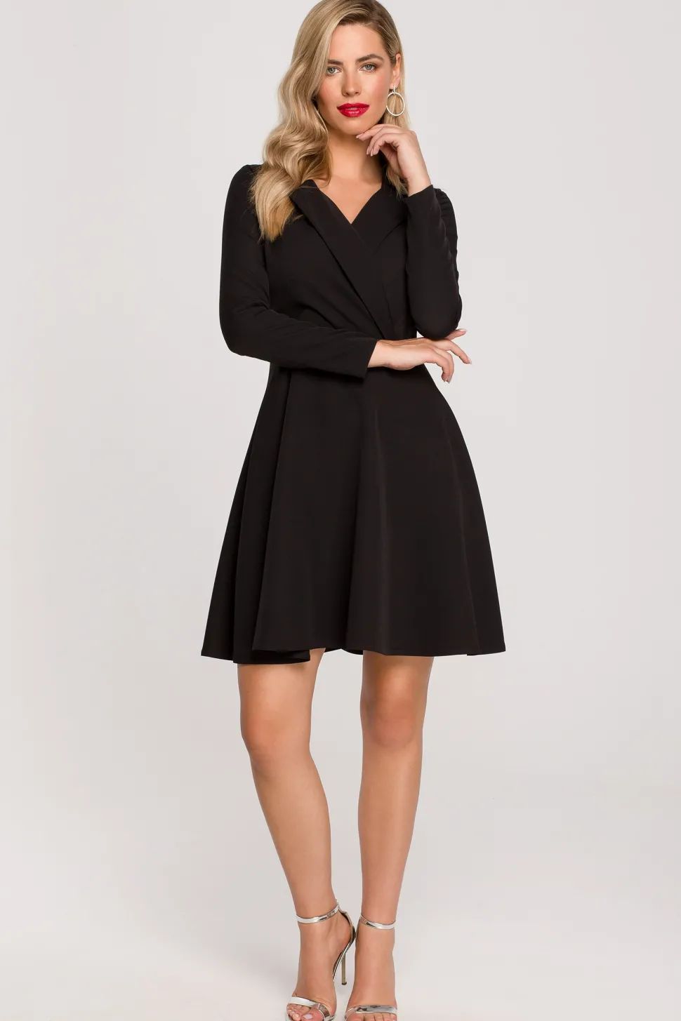 Sukienka rozkloszowana z kołnierzykiem - czarna