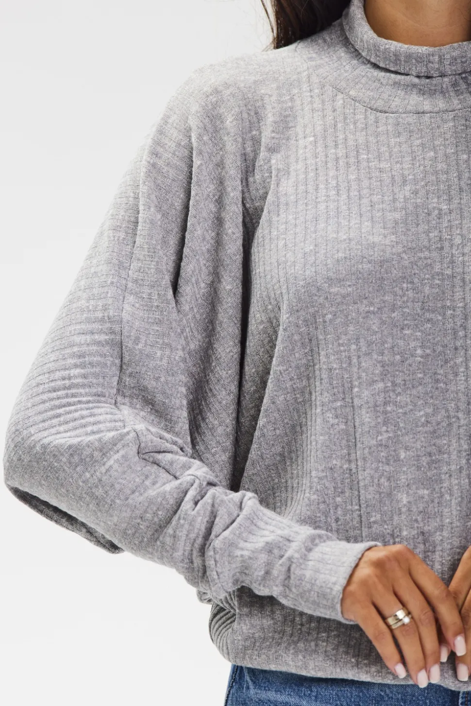 Sweter damski z golfem - szary