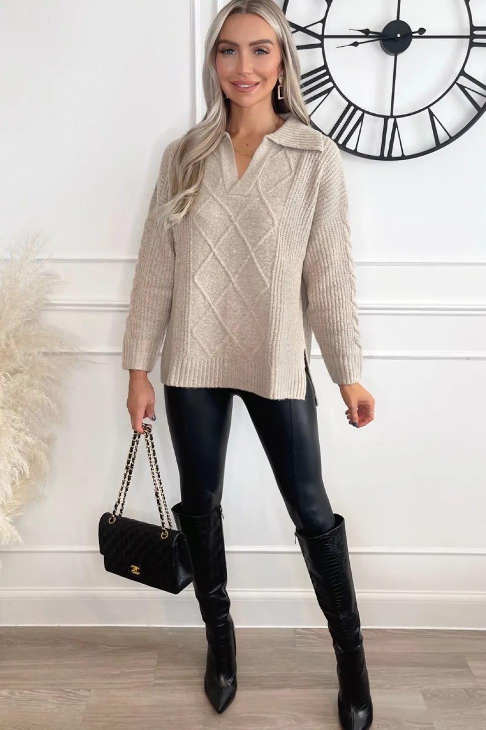 Sweter damski z kołnierzykiem - beżowy
