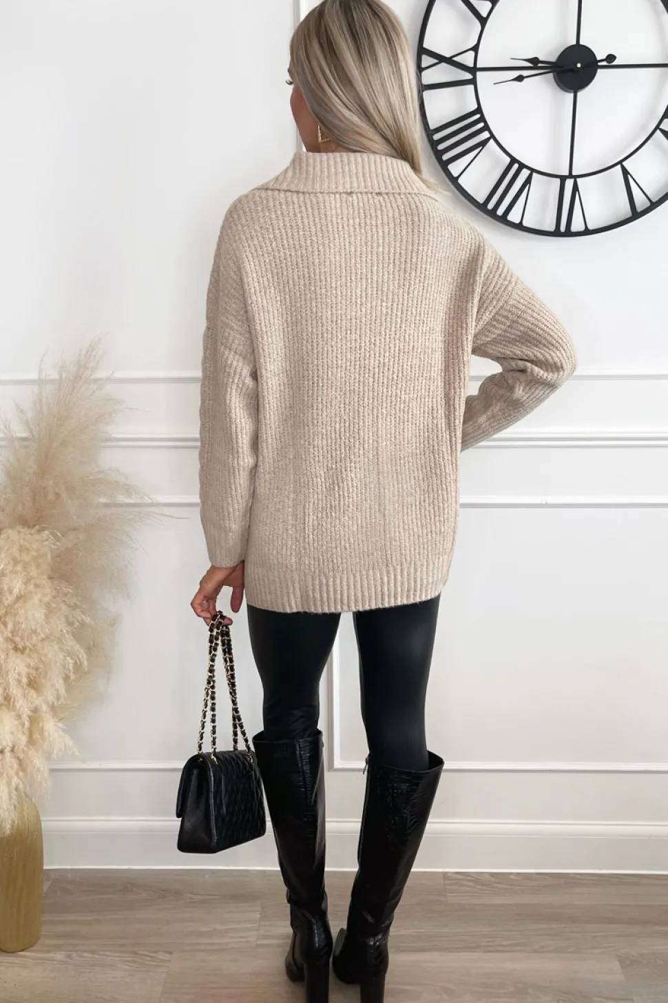 Sweter damski z kołnierzykiem - beżowy