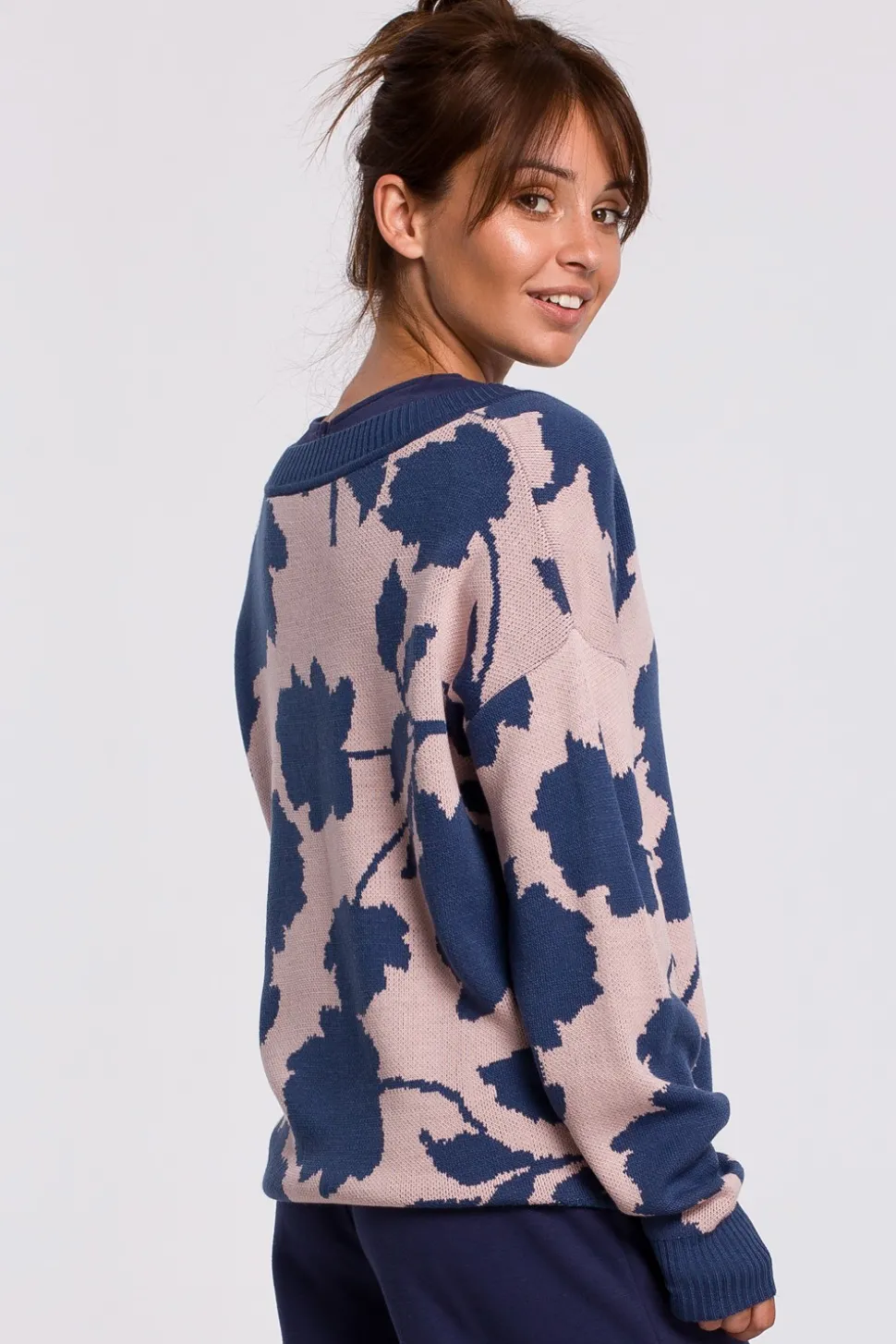 Sweter w kwiaty - model 2