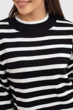 Sweter w paski z opuszczoną linią ramienia - czarny