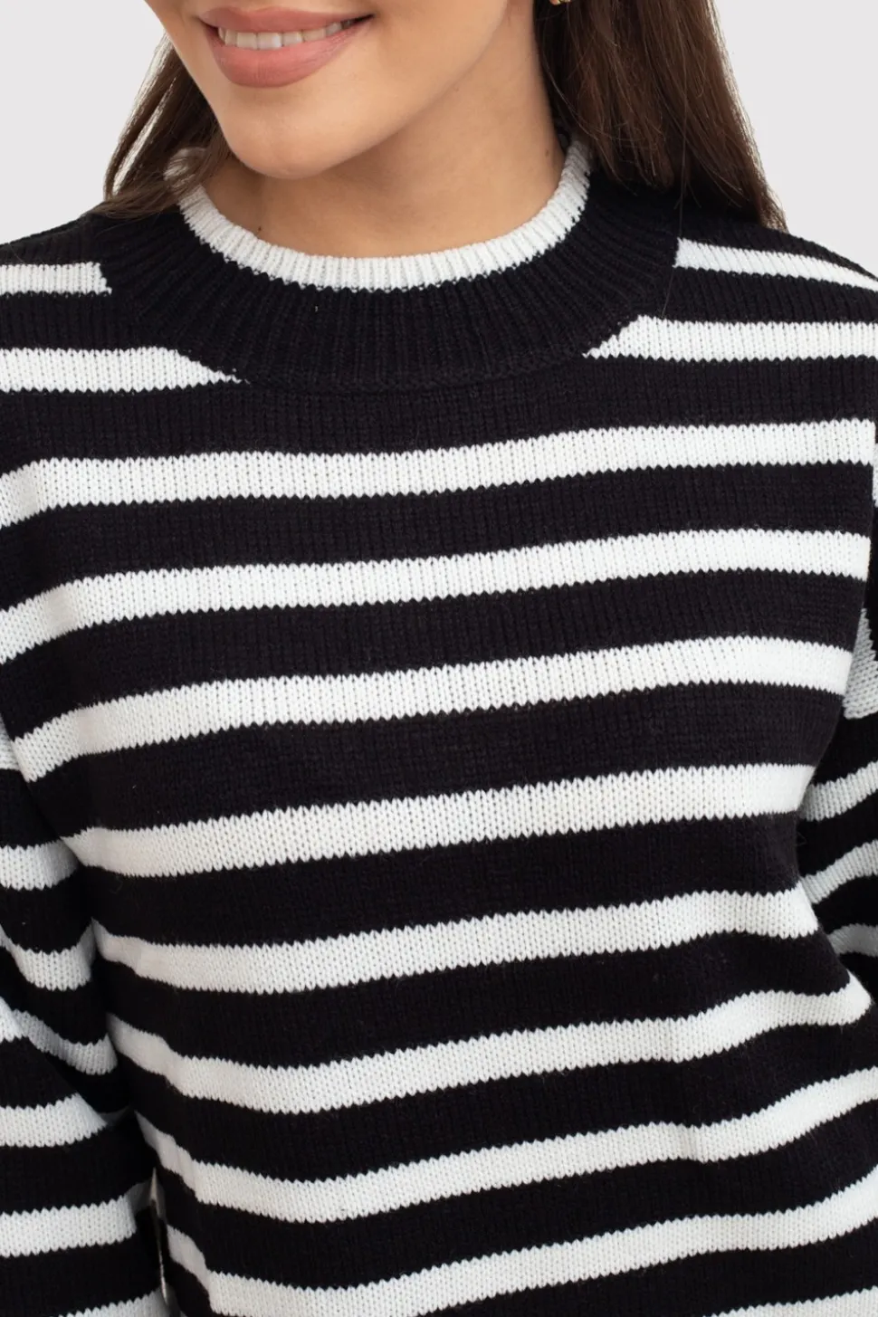 Sweter w paski z opuszczoną linią ramienia - czarny