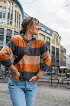 Sweter w pasy wielokolorowe - model 4