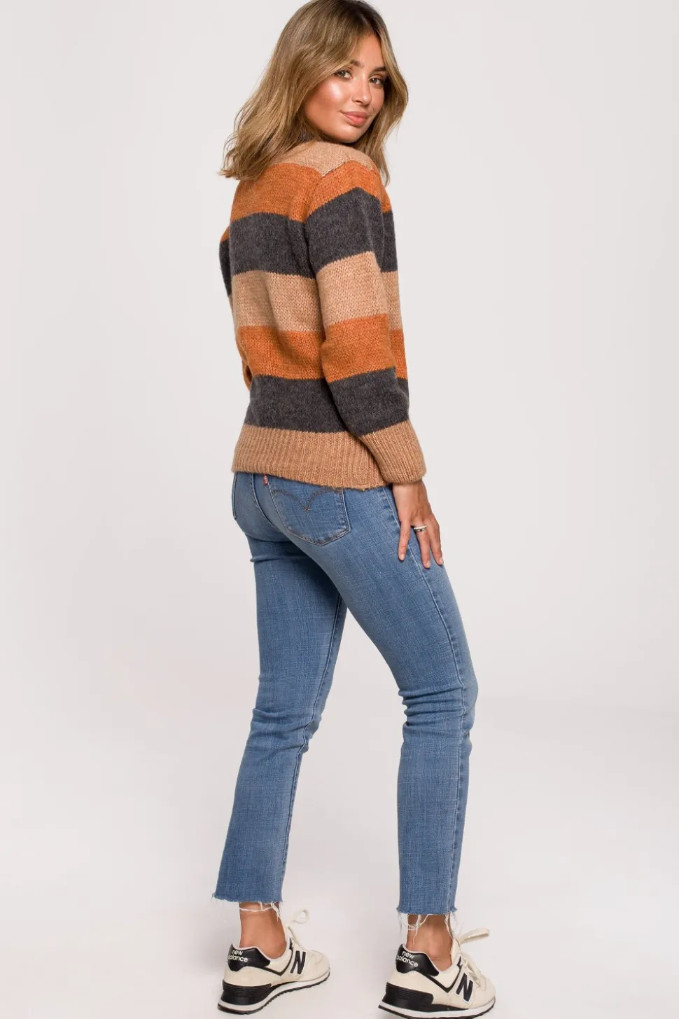Sweter w pasy wielokolorowe - model 4