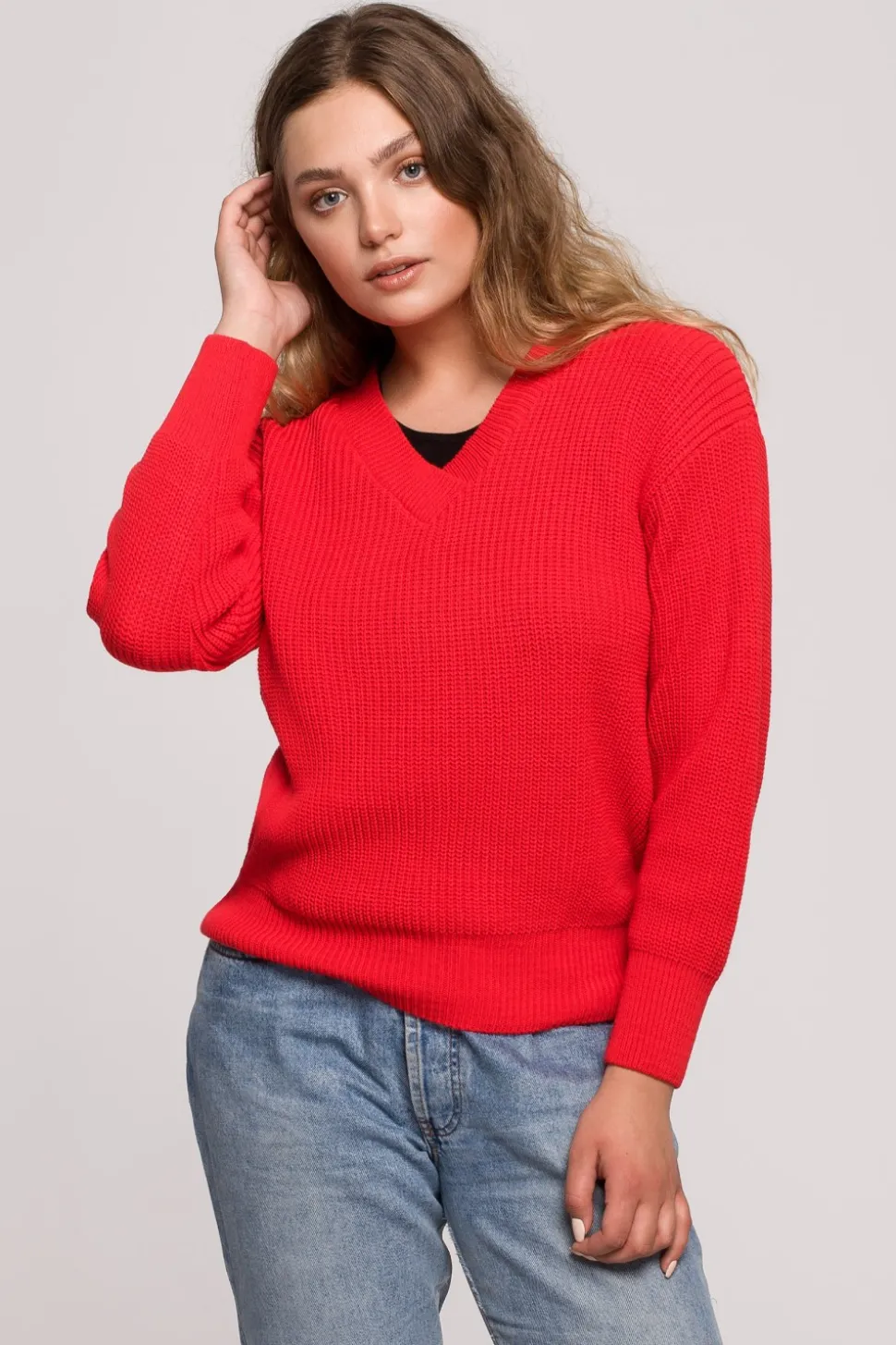 Sweter z dekoltem w serek - czerwony