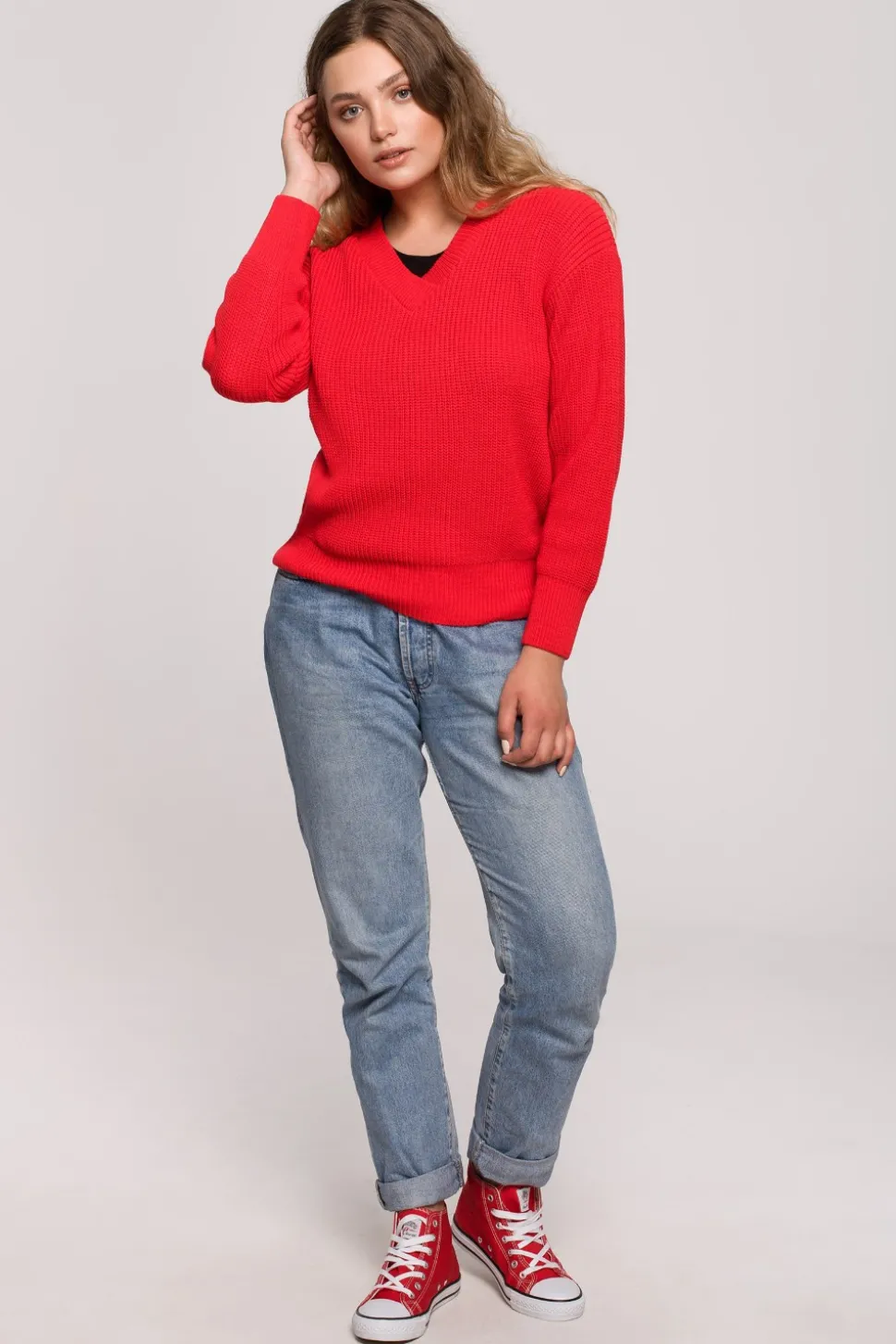 Sweter z dekoltem w serek - czerwony