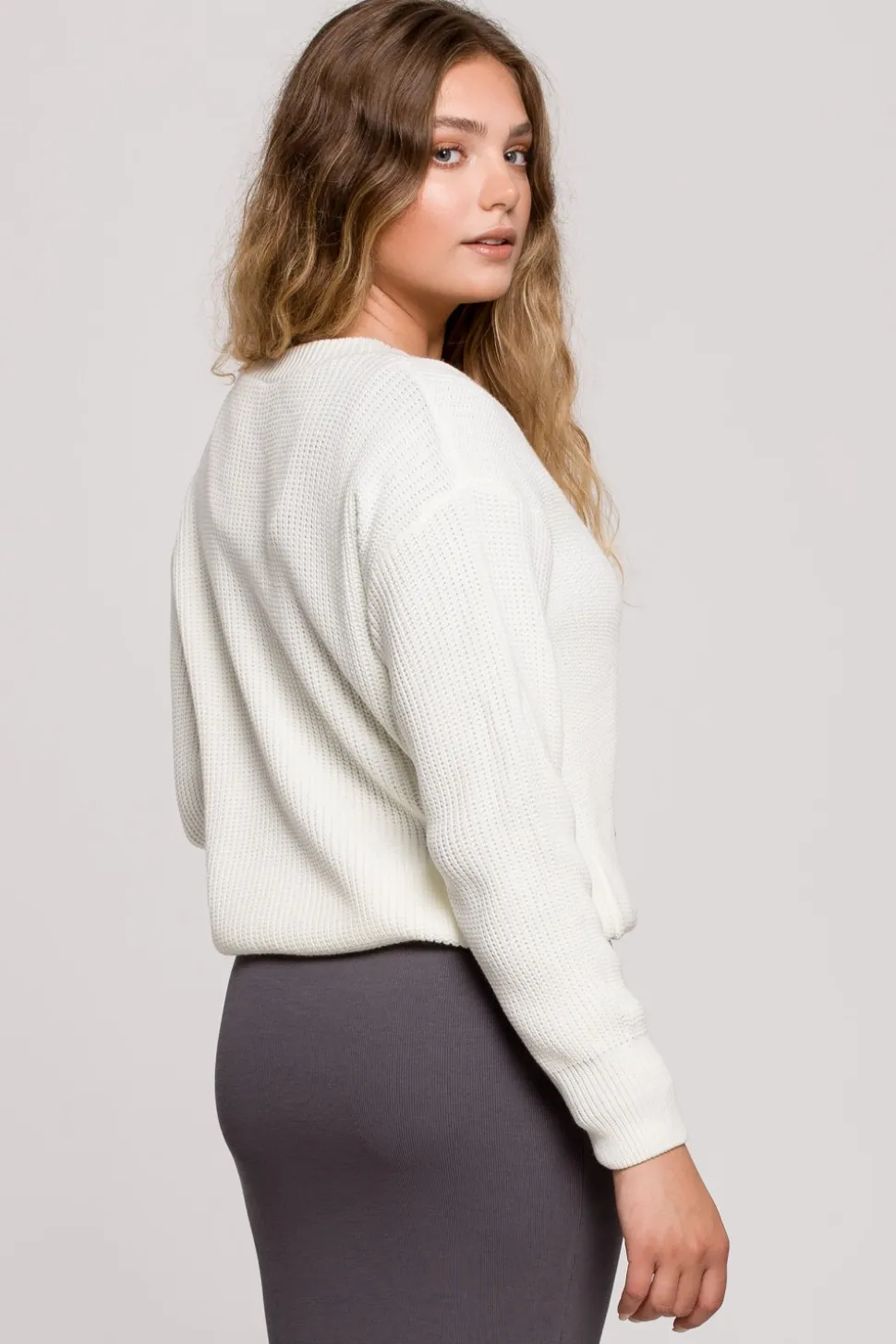 Sweter z dekoltem w serek - ecru
