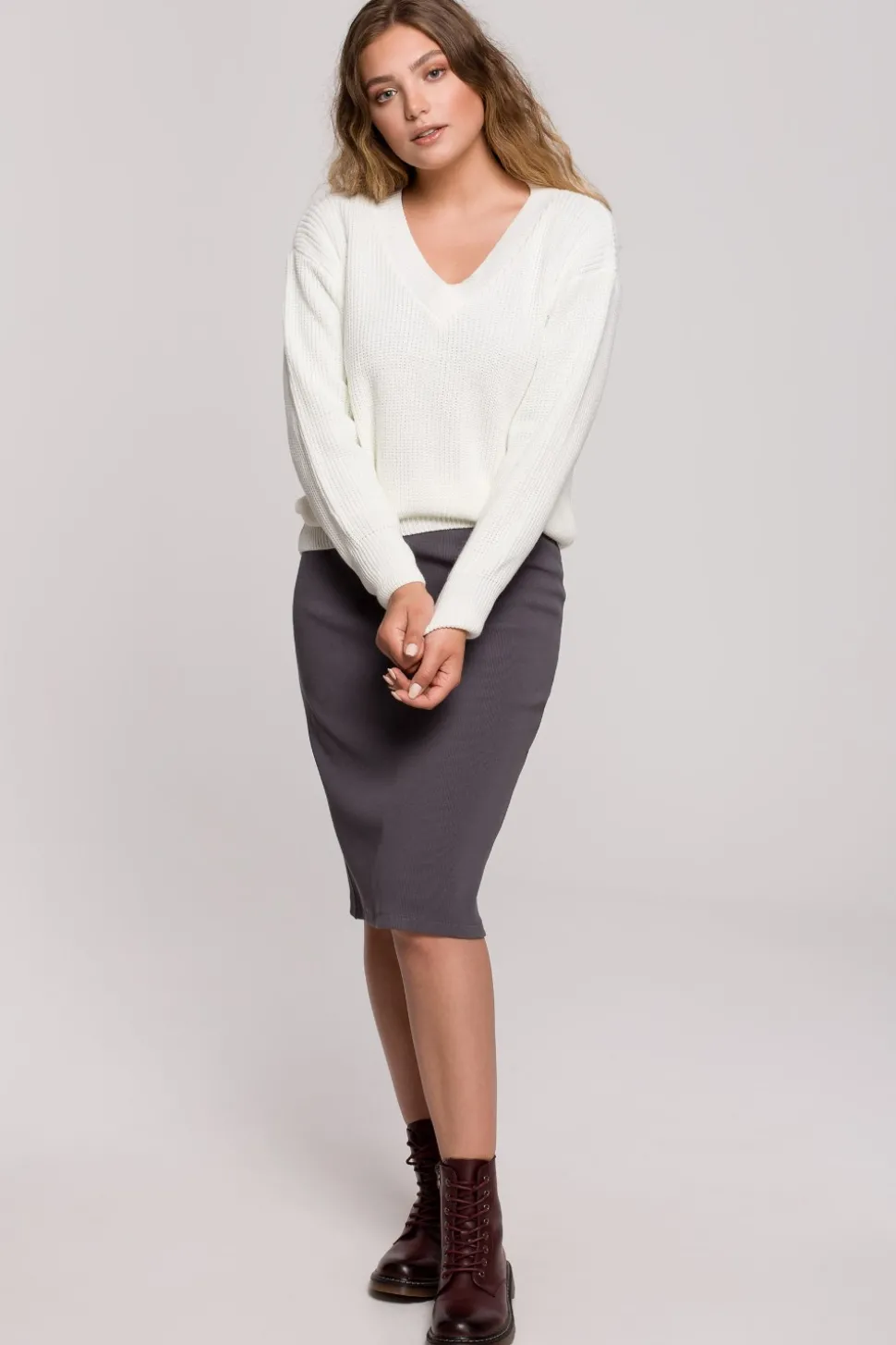 Sweter z dekoltem w serek - ecru