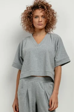 Szeroka bluza z krótkim rękawem i dekoltem V - jasnoszara